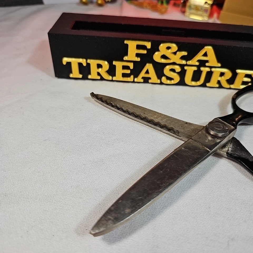 Vintage WISS 7.5” 3 Inch Blades Pinking Shears Made In Newark N.J. Black Handles - Image 4 of 4