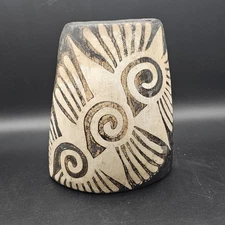 Honduras Lenca Tribe 6" tall Pottery Vase Tribal Motif Zig Zag Swirls