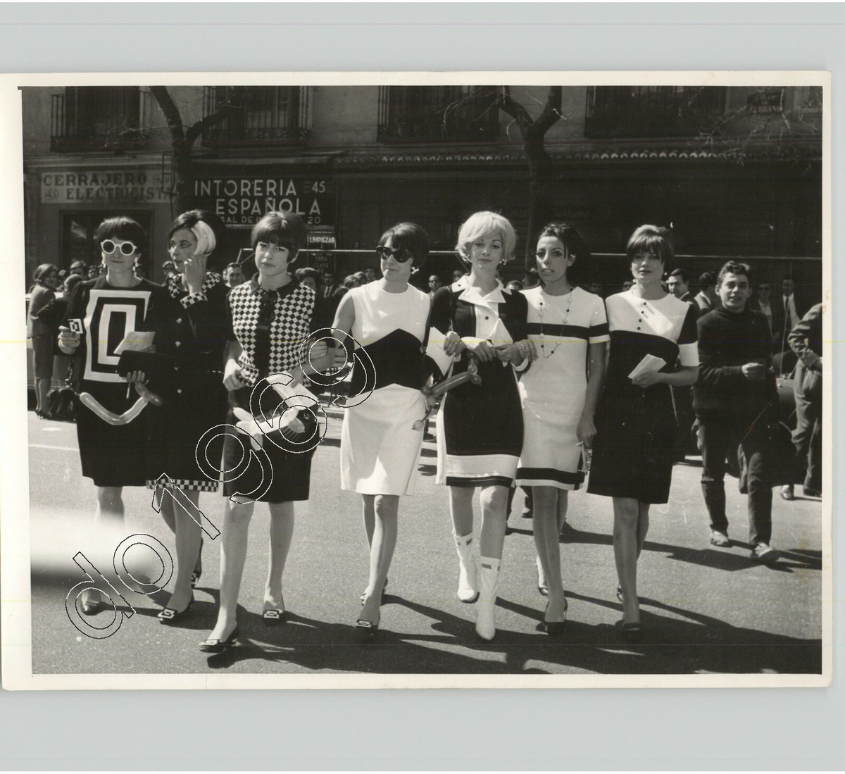 Women's Op Art Fashion Collection Madrid SPAIN c.1960s Press Photo