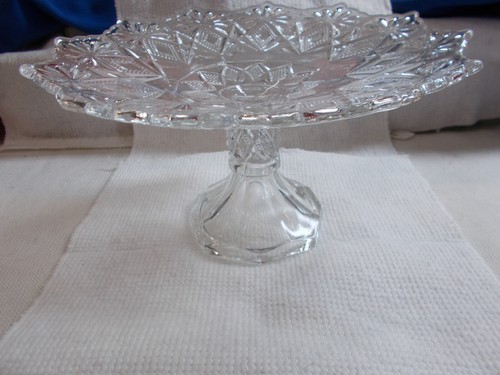 LOVELY VINTAGE PEDESTAL CAKE STAND DIAMOND CUT 26 cm WIDE x 14 1/2 cm H # 820 - Picture 4 of 12