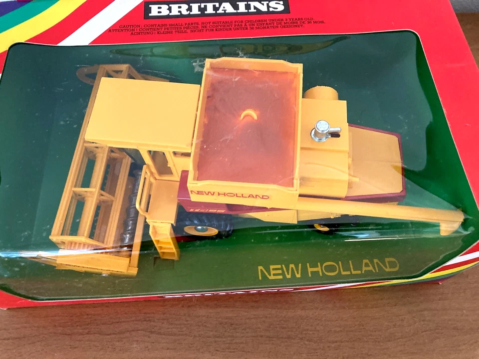 Britains 1:32 Scale New Holland TR85 Combine Harvester # 9575 New in Box - Image 3 of 4