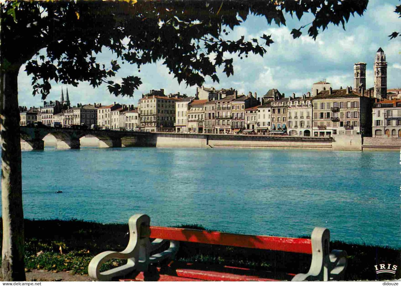 Postcard - 71 - Macon - La Saone et le Pont Saint Laurent - Serrated Card
