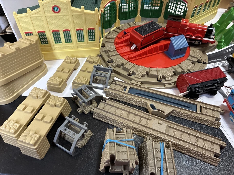 Thomas Trackmaster Incomplete Mixed Set Lot Tidmouth Sheds, Action Canyon & More - Image 3 of 4