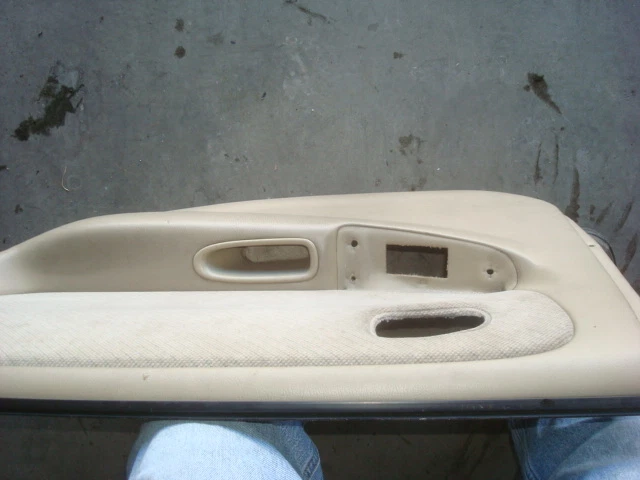 Mazda 626 1999 interior panel de puerta cubierta cubierta lado del pasajero trasero OEM Foto 3 de 4