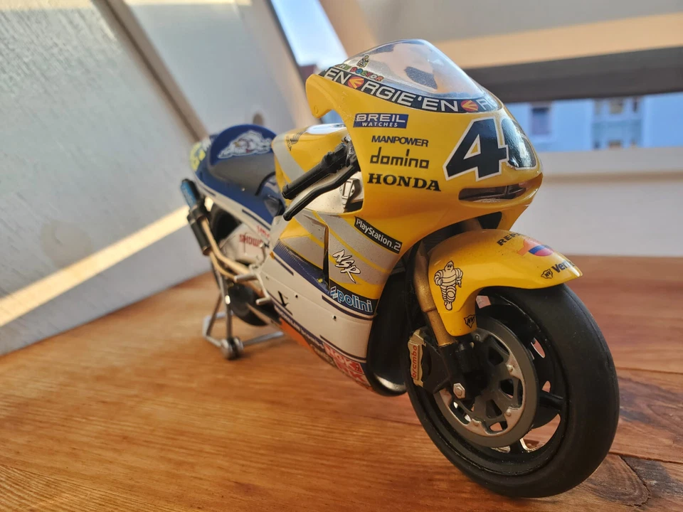 Motorrad Honda NSR 500 1:12 Valentino Rossi 2001 ALTAYA IXO, Vitrinenmodel - Bild 3 von 4