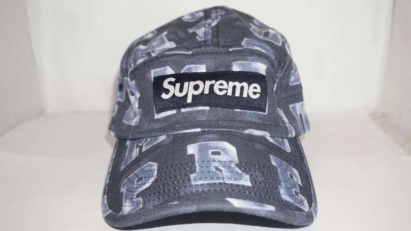 Casquette de camp Supreme neuve bloc bleue à la main