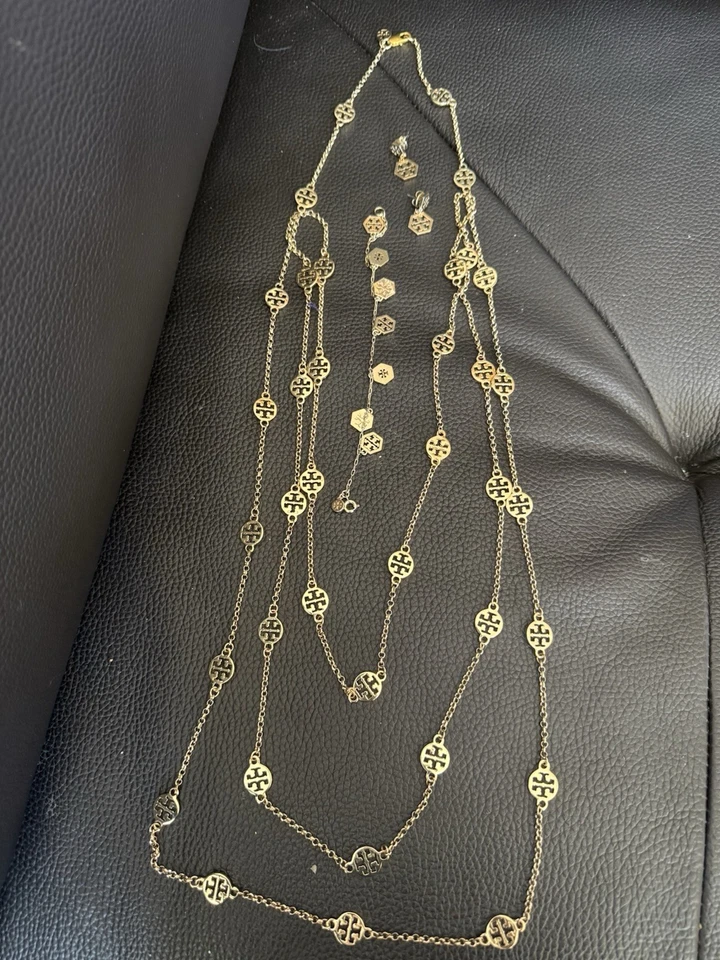 Collar en capas Tori Burch, pulsera con dije y pendientes de firma con bolsa para el polvo