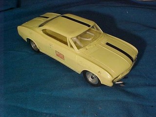 Coche Ranura Aurora Años 60 Escala 1/32 Amarillo Chevy Corvair