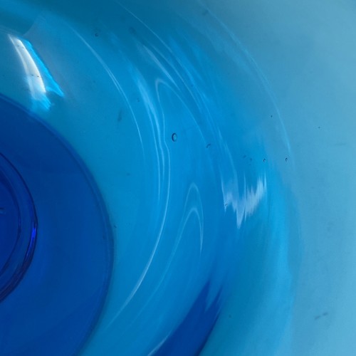 Cuenco azul de vidrio soplado con patas Blenco? 8,5” - Imagen 5 de 11