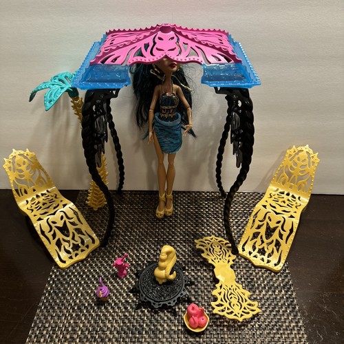 Monster High SDCC Cleo De Nile COLLECTIBLE 2008 MATTEL DOLL W/pool Accessories - Picture 7 of 14