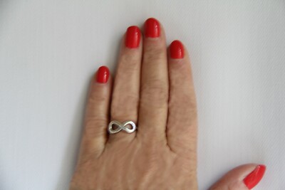 Schicker massiver polierter Sterlingsilber Infinity Ring.