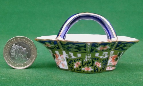 ROYAL CROWN DERBY IMARI “OLD WITCHES” MINIATURE BASKET - DATED 1931. - Picture 3 of 15