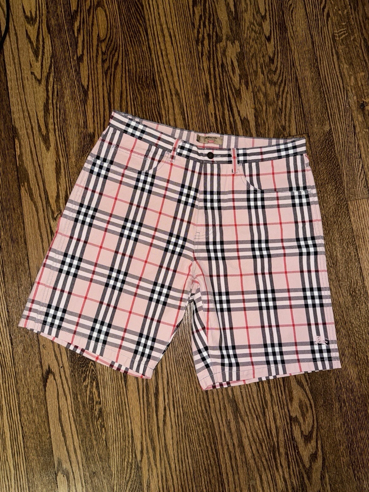 Jean short en denim rose Supreme Burberry taille 34 SS22