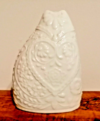 White Porcelain Puff Cat Figurine Flower Heart Shape Floral Love Gift