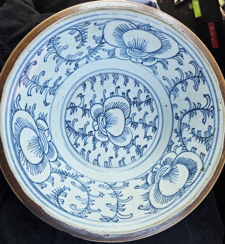 Chinese Qing Dynasty Batavia Brown Blue and White Sweet Pea Motif Stoneware Bowl