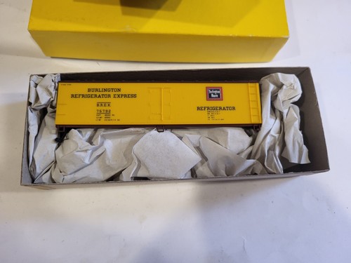 HO Accurail BN Burlington 40' Wood Reefer 75792 kit 4801 con scatola - Foto 3 di 3