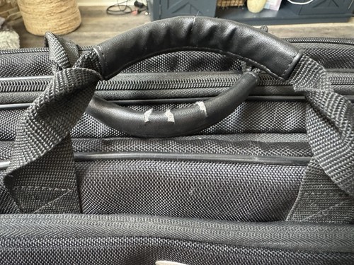Samsonite 1910 Carry-On Laptop Travel Bag With Strap. Black - Picture 2 of 10