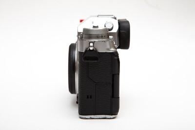 Fujifilm X-T4 26.1 MP Mirrorless Camera - Silver (Body Only Fujifilm X-T4 26.1 MP Mirrorless Camera - Silver (Body Only