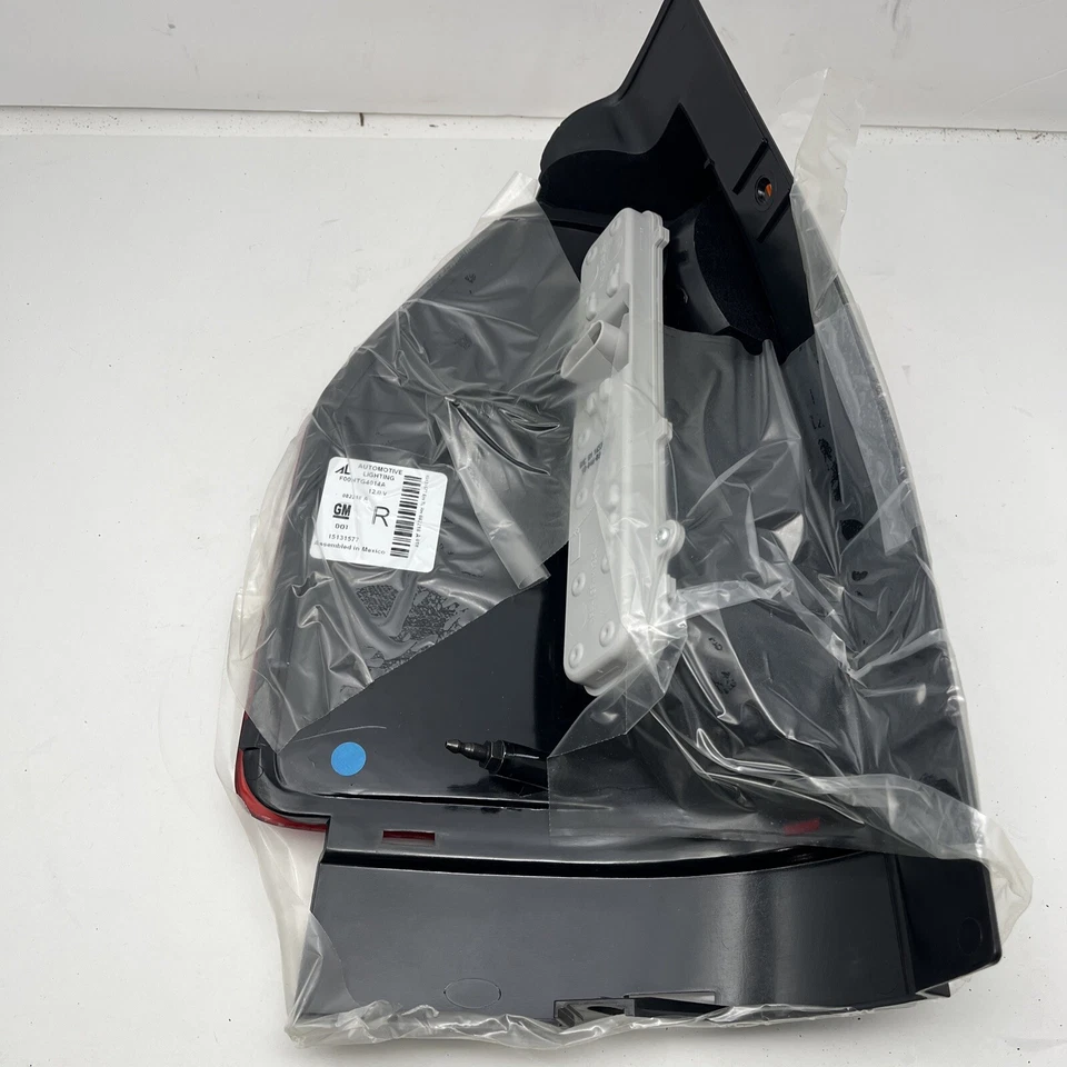 OEM NEW 2002-2009 GMC Envoy Tail Light Lamp Assembly Passenger Side 15131577 - Image 3 of 4