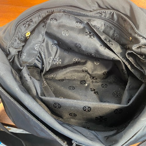 Borsa a tracolla Tory Burch in nylon nero con tracolla regolabile e bordo in pelle - Foto 16 di 17