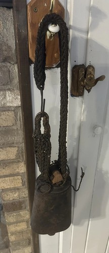 Antica campana primitiva per bestiame campana in ferro fatta a mano originale clangor e cinturino - Foto 1 di 6