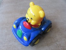 Auto blau f&auml;hrt passend mit sitzendem Teddy gelb Plastik 2 tlg.