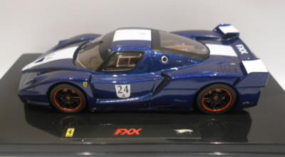 HotWheels Elite 1:43 Ferrari FXX #24 Bouwjaar 2006 Tour De France Blauw Met Wit Strepen N5606