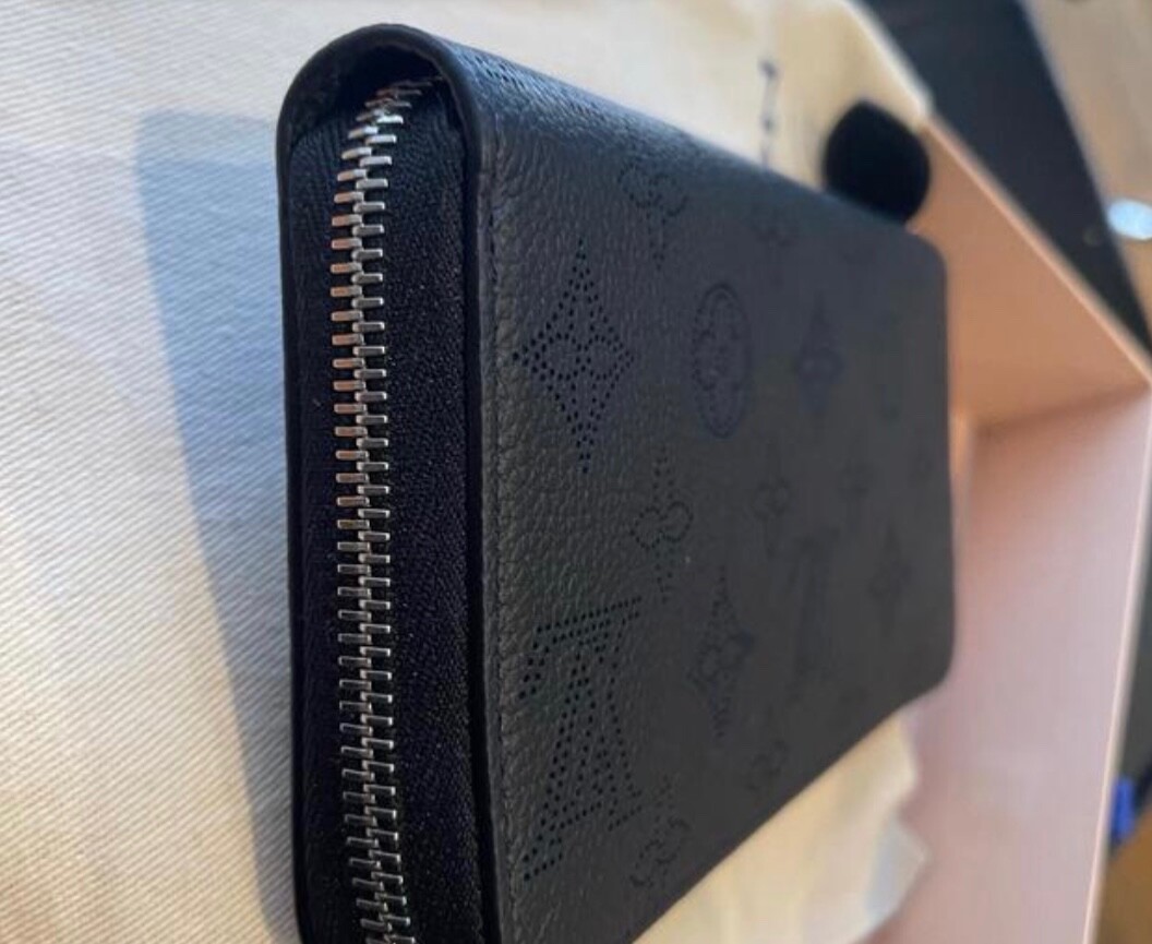 Authentic Louis Vuitton Monogram Black Mahina Leather Zippy Wallet