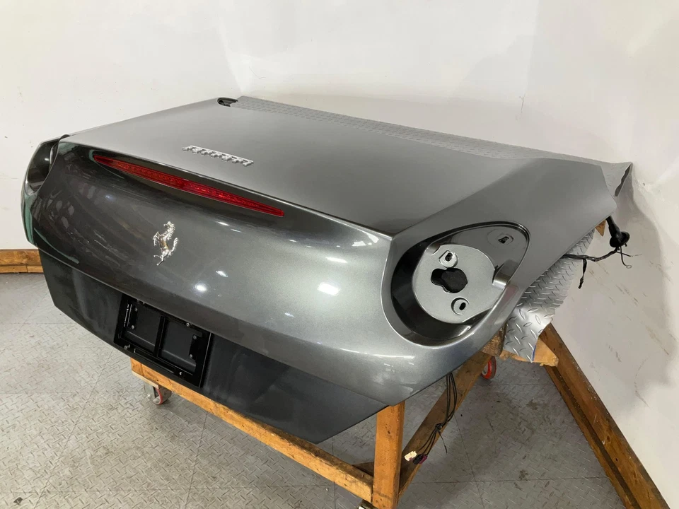 08-14 Ferrari California Rear Trunk W/3rd Brake Light (Grigio Silverstone 740) Foto 3 de 4