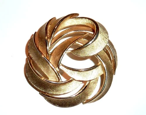 BSK  Vintage Maple Leaf Brooch Gold Tone Canada Pin – Classic Costume Jewelry