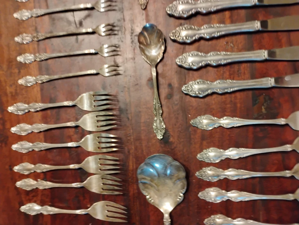 Vintage 1881 Roger ONeida Silverware Rose Baroque 48 Pcs Set Please See Pictures - Image 4 of 4