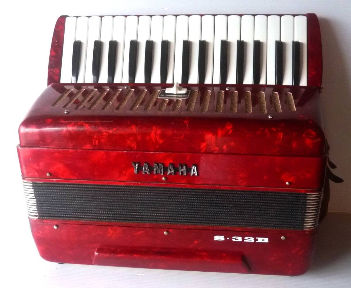 YAMAHA アコーディオン S-32c ソプラノ 32鍵盤　希少　レッド YAMAHA Accordion S-32B Keyboard Musical Instruments Red Junk