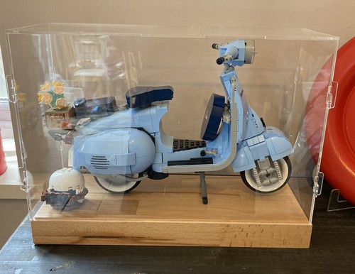 Deluxe Hardwood & Clear Acrylic Display Case for LEGO Vespa - Picture 3 of 5