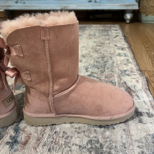 Womens UGG Boots Bailey Bow Pink LSS Suede Coquette Sold Out Sz 7 Has Some Wear - 第 11/15 張圖片