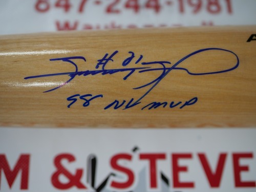 SAMMY SOSA ENGRAVED & SIGNED BLONDE RAWLINGS BAT INSCRIBED "98 NL MVP" - JSA COA - Picture 2 of 3