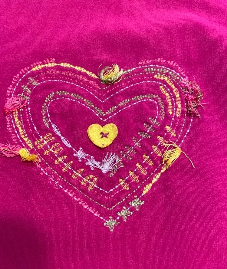 VESTIDO FUCSIA NAARTJIE NIÑOS TALLA 9 NIÑAS CON CORAZÓN BORDADO Y LINDA TRENZA Foto 3 de 4