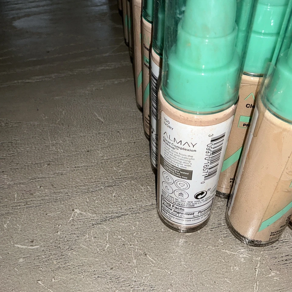 Almay Clear Complexion Makeup #100 Ivory - Image 3 of 3