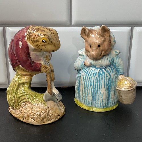 (2) Vintage Beatrix Potter Figuren „Tante Pettitoes“ & „Mr. Jeremy Fisher Digging“