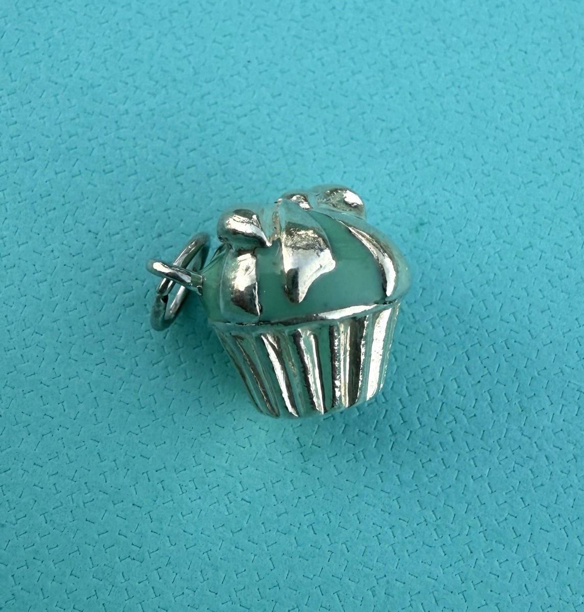 TIFFANY & Co. cupcakeシルバー&エナメルチャーム Tiffany & Co. Sterling Silver Blue Enamel Cupcake Charm w