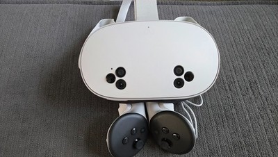 Used Meta Oculus Quest 3S   With Controllers & Head strap - Great Condition
