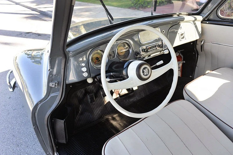 The Auto Union isn’t as Spartan as the Beetle, but there are rubber mats instead of carpet.