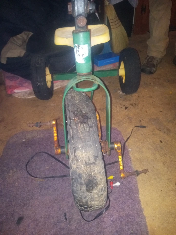 Tractor de juguete John Deere vintage montado Foto 4 de 4