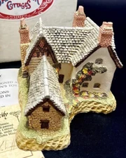 David Winter Cottages Benbow's Farmhouse 1987 Box & COA Hand Made & Painted