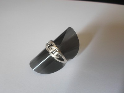 Bague En Argent Massif Ajourée Avec Zirconiums - Taille 53, Occasion, Couleur Argentée Et Design Entrelacé