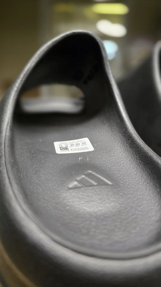 11M- Yeezy Slide Black - Image 3 of 4