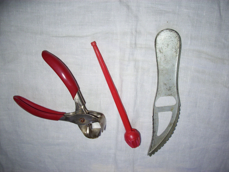 Vintage fish skinner, fish scaling tool & hook removal tool, all working well.
