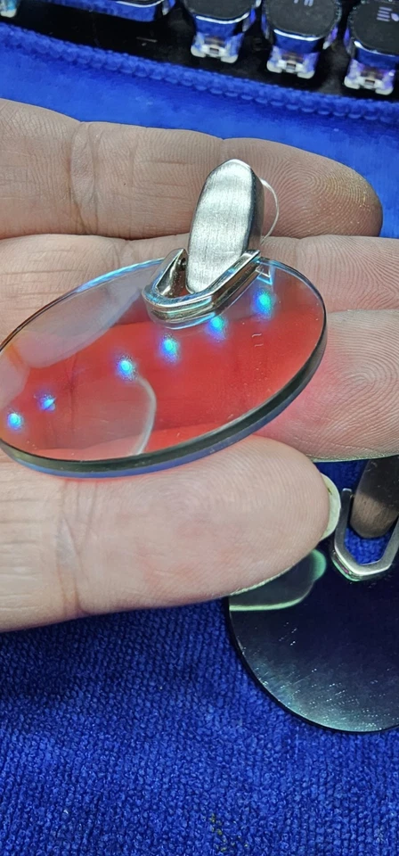 Pendientes Kendra Scott Didi tono plata y vidrio dicroico gota llamativa... Foto 4 de 4