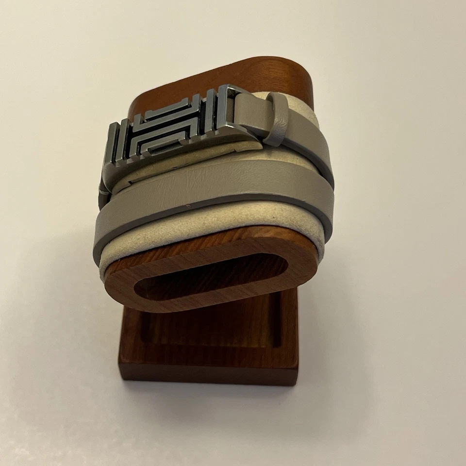 Correa de reloj Tory Burch Fitbit tono plata acero inoxidable Foto 2 de 4