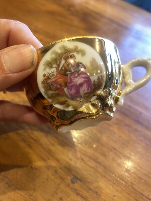 VINTAGE BONDWARE FEINPORZELLAN GOLD DIMITASSE TASSE UMWERBENDES PAAR FRAGONARD DESIGN