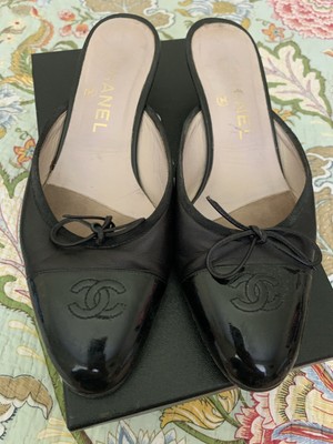 Givenchy slides Slides comes with dust bag, size 39 is eu equals size us 8, and are too small 